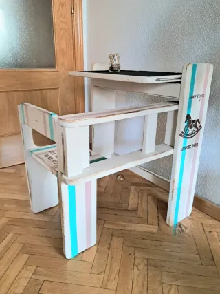 Pupitre infantil vintage con silla