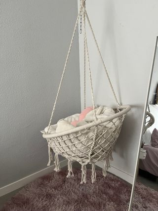 Silla colgante beige y blanco