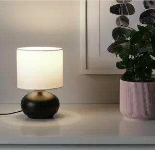 Lámpara de mesa negra