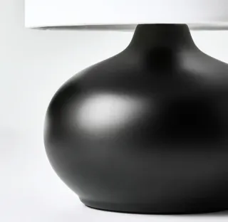 Lámpara de mesa negra