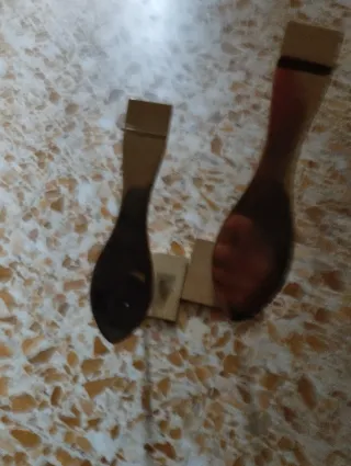 Espositore per scarpe in metallo dorato