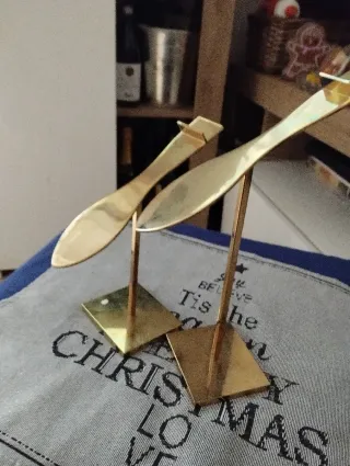 Espositore per scarpe in metallo dorato