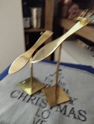 Espositore per scarpe in metallo dorato