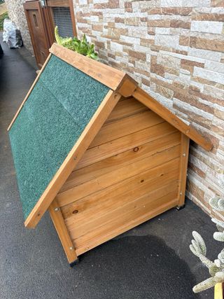 Caseta de madera para perro pequeño