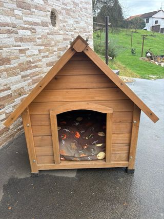 Caseta de madera para perro pequeño