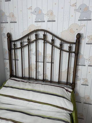 Mesita de noche de madera y cabecero de forja