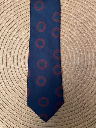 Corbata azul con círculos rojos