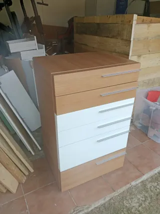 Cómoda de madera y metal