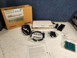 QNAP TBS-453DX-4G-US NAS SSD M.2 4 Bahías 4 GB RAM 10 GbE