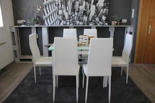 Mesa comedor extensible con 6 sillas blancas