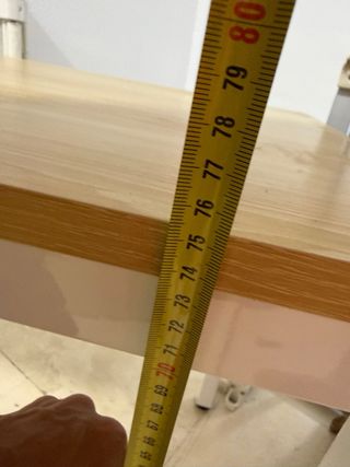 Mesa de madera y metal casi nueva