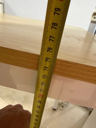 Mesa de madera y metal casi nueva