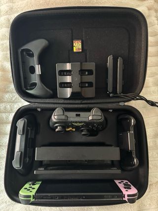 Nintendo Switch con mandos y base de carga