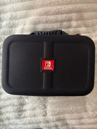 Nintendo Switch con mandos y base de carga