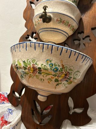 Aguamanil de cerámica antiguo con soporte