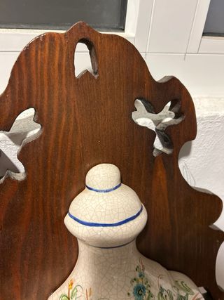 Aguamanil de cerámica antiguo con soporte