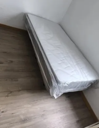 Canapé y colchón gris y blanco