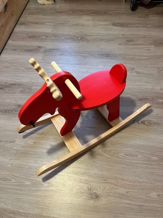 Caballito de madera rojo para niños