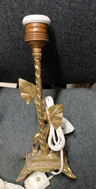 Pareja de lamparitas de bronce