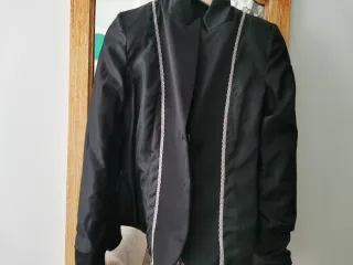 Americana entallada Mango negra satinado