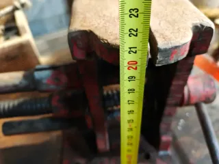 Tornillo de banco rojo