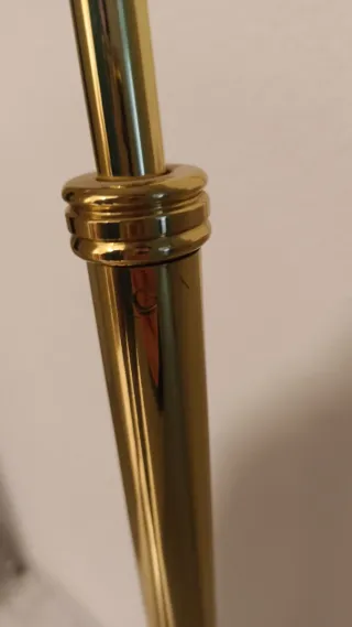 Lámpara de pie dorada