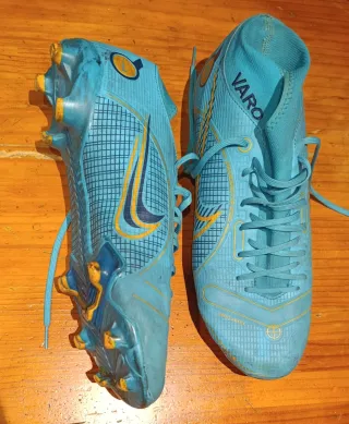 Botas de fútbol Nike azules y amarillas