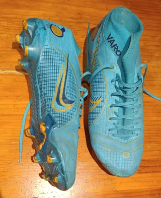 Botas de fútbol Nike azules y amarillas