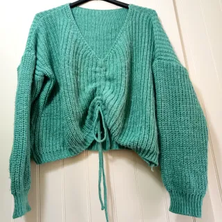 Jersey  de punto de lana cuello en  V- fruncido