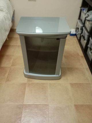 Mesa auxiliar cristal y metal.