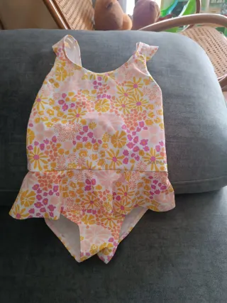 Bañador niña Decathlon floral talla 96-102