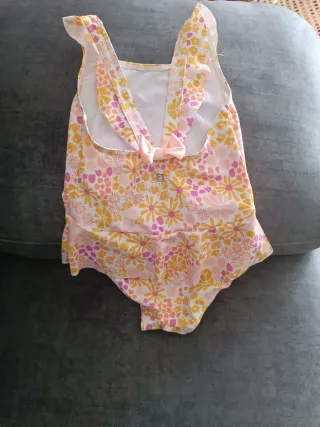 Bañador niña Decathlon floral talla 96-102