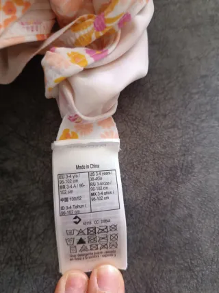 Bañador niña Decathlon floral talla 96-102