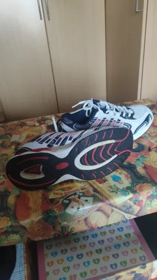 Zapatillas Blancas y Rojas