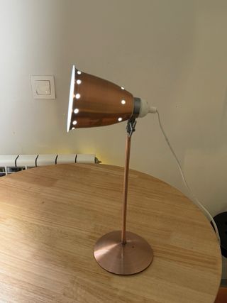 Lámpara de mesa de metal