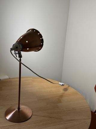 Lámpara de mesa de metal