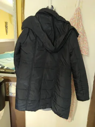 Abrigo negro acolchado