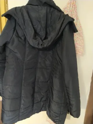 Abrigo negro acolchado