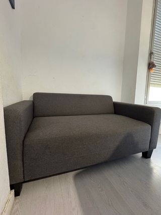 Sofá pequeño gris de tela