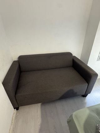 Sofá pequeño gris de tela