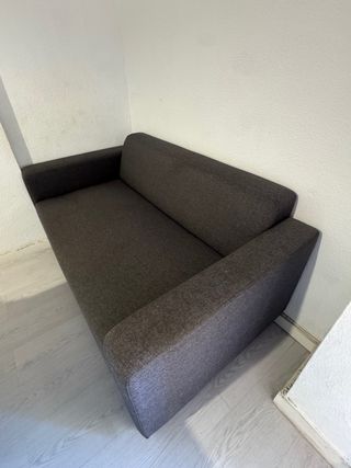 Sofá pequeño gris de tela