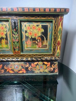 Arcón oriental siglo XX pintado a mano