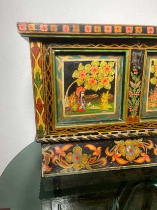 Arcón oriental siglo XX pintado a mano