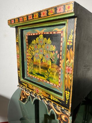 Arcón oriental siglo XX pintado a mano