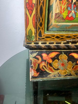 Arcón oriental siglo XX pintado a mano