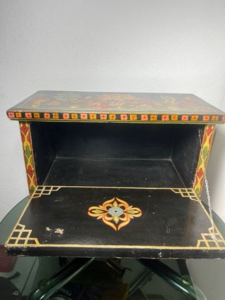 Arcón oriental siglo XX pintado a mano