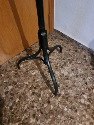 Perchero de pie de estilo clásico