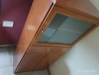 Alacena de madera con vitrina.