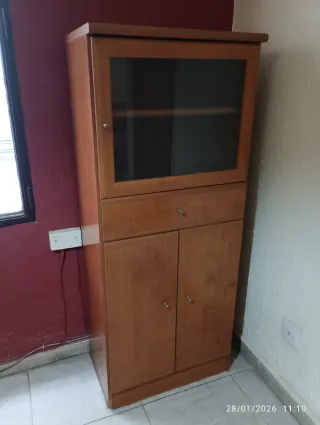 Alacena de madera con vitrina.