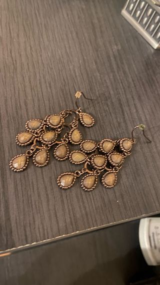 Pendientes largos dorados con piedras